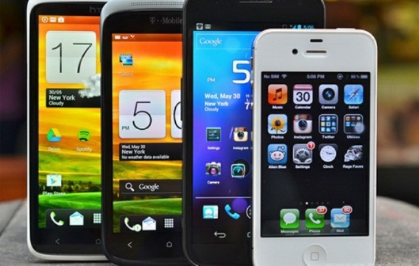 четыре разные модели современных телефонов