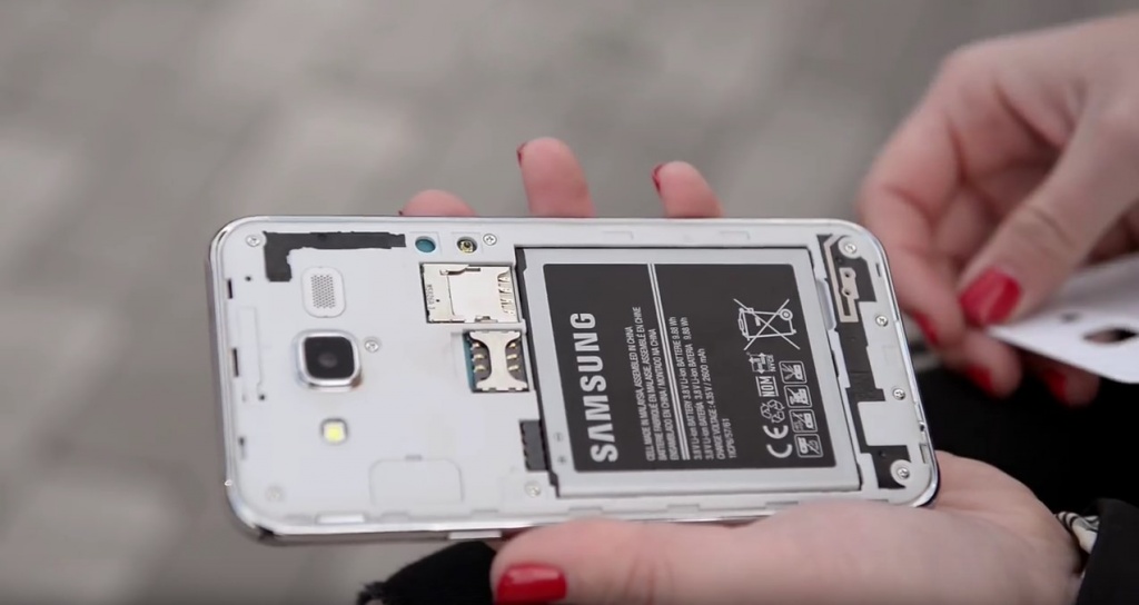 Samsung Galaxy J5 с открытой батареей